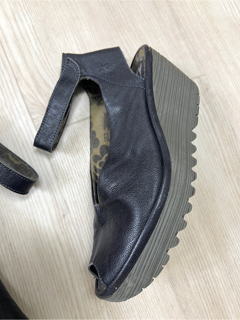 FLY LONDON Yala black leather peep toe wedge sandals / size 39 - Picture 4 of 7